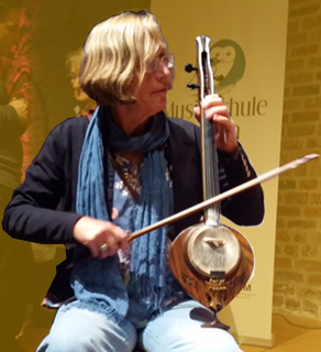 Frau Hulleman mit einer arabischen Geige